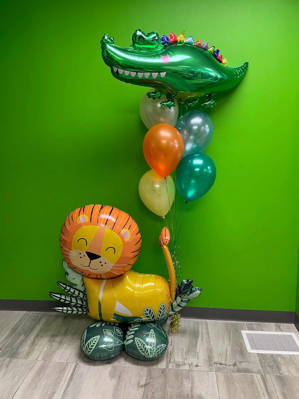 Airloonz lion with gator bouquet